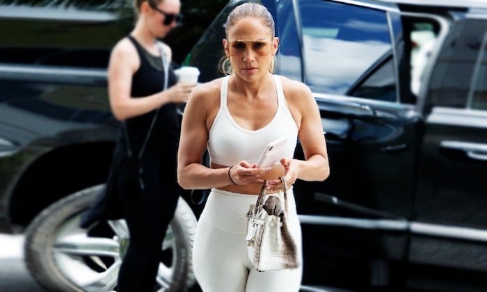 Jennifer Lopez presume el bolso más caro del mundo