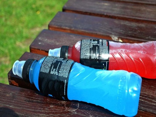 IMSS: Abusar del consumo de bebidas hidratantes puede generar problemas de salud