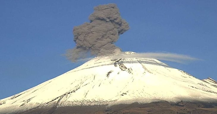 Volcán Popocatépetl emite una explosión con emisión de cenizas