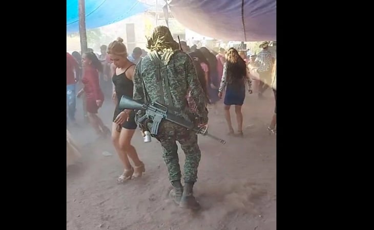 Circula video de hombres armados y camuflados bailando en boda