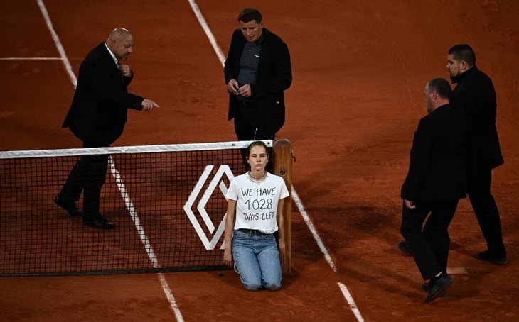 Activista climática invade la pista e interrumpe la semifinal de Roland Garros