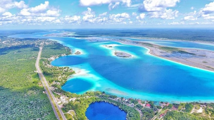 Desaparecen los colores de la laguna de Bacalar del Caribe de México