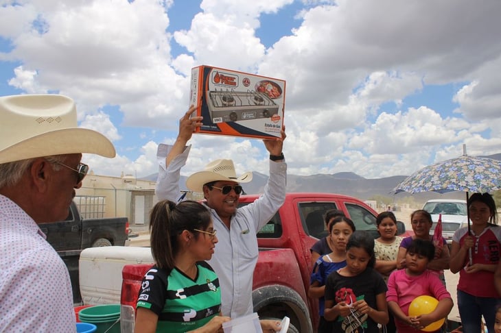 Familias de Estanque Palomas y Madero reciben al alcalde