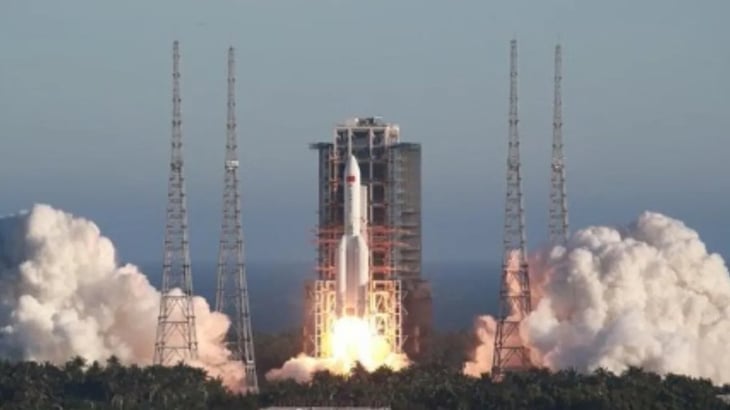 China lanza con éxito nueva nave tripulada hacia su estación espacial