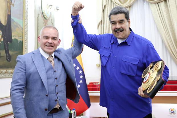 Maduro recibe título de campeón honorario de la Asociación Mundial de Boxeo
