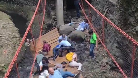 Se cae puente colgante en Cuernavaca; se reporta al alcalde José Luis Urióstegui entre los heridos