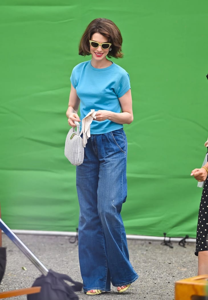 Anne Hathaway y su guía de estilo para lucir jeans baggy con camisetas