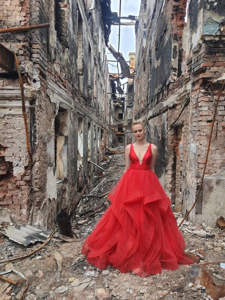 ¡La guerra acabó con su ilusión! Ucranianos visitan las ruinas de su escuela