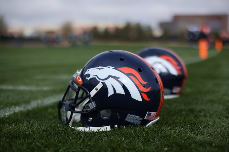 Dueños de Walmart compran a los Broncos de Denver