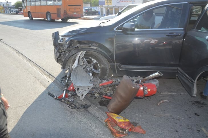 Motociclista es atropellado por conductora