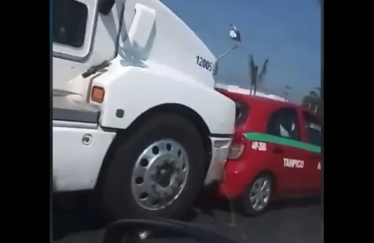 VIDEO: Tráiler arrastra varios metros a taxi con pasajeros en Altamira