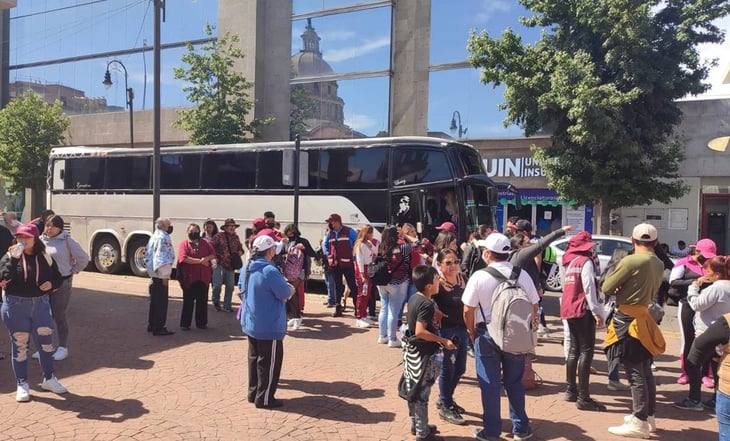 En autobuses y camionetas llegan simpatizantes de Morena a Toluca
