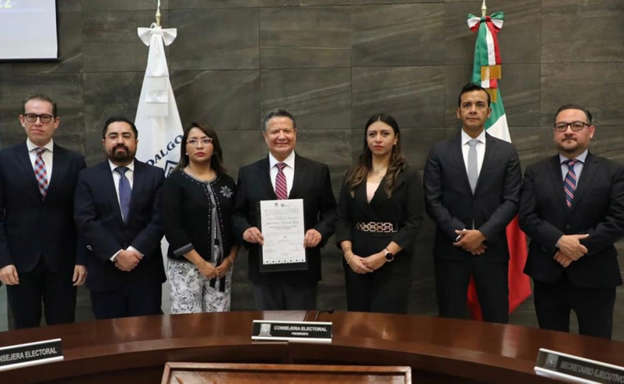 Julio Menchaca recibe constancia como gobernador de Hidalgo