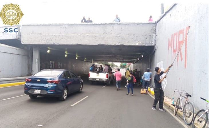 Manifestantes realizan pintas sobre Viaducto; afectan vialidad