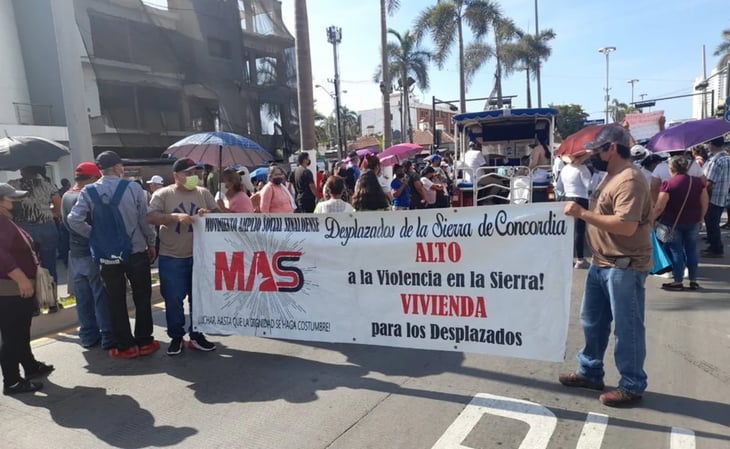 Marchan desplazados por la violencia en Mazatlán, Sinaloa