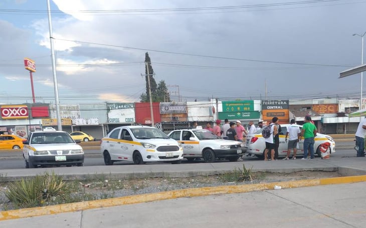Desde la Central migrantes pagan taxis para viajar a Ciudad Acuña