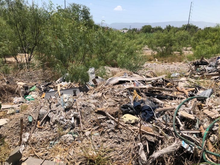 Empresarios multados por tirar basura en el Río Mva