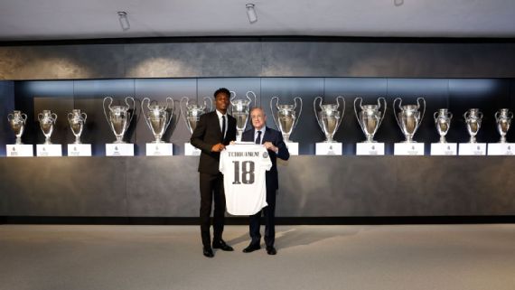Tchouaméni firmó con Real Madrid y posó con el 18 que dejó libre Gareth Bale