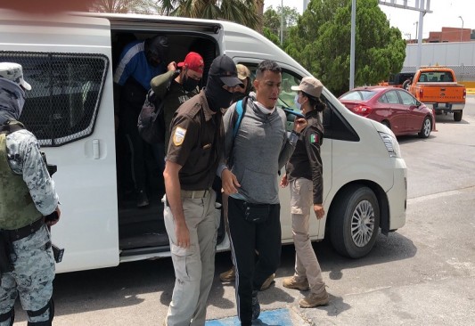 PCC asegura en Nava y Piedras Negras a cerca de 100 migrantes que viajaban en los vagones del tren