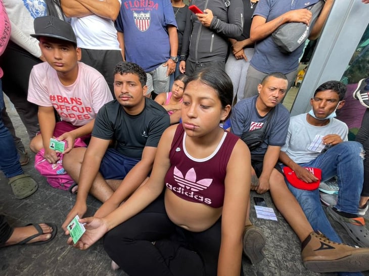 Migrantes se cosen la boca en protesta con autoridades por que no les quieren vender boletos
