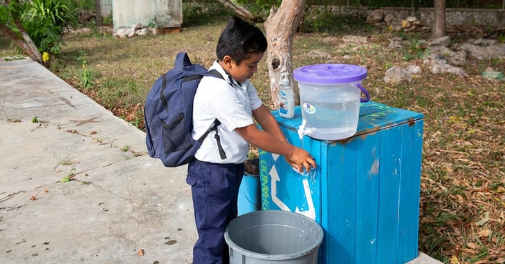 Alumnos viven un calvario ante la escasez de agua en escuelas