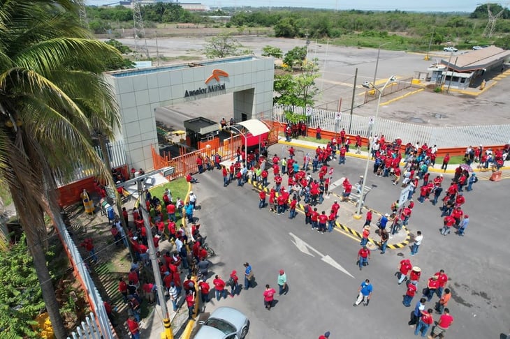 Estalla huelga en minera ArcelorMittal en Lázaro Cárdenas, Michoacán