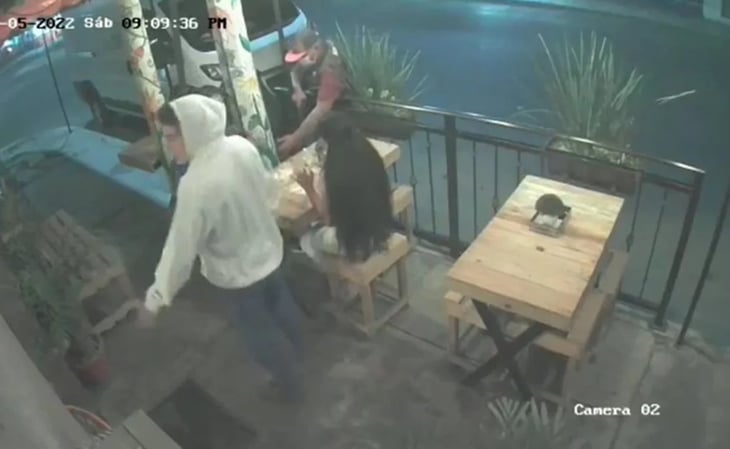 VIDEO: En 10 segundos hombres armados asaltan a comensales de restaurante