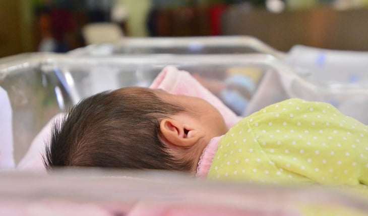 Médicos de Mexicali cortan oreja a bebé por realizar parto sin luz