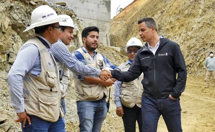 Supervisa Murat obras de autopista Oaxaca-Puerto Escondido; lleva 80%