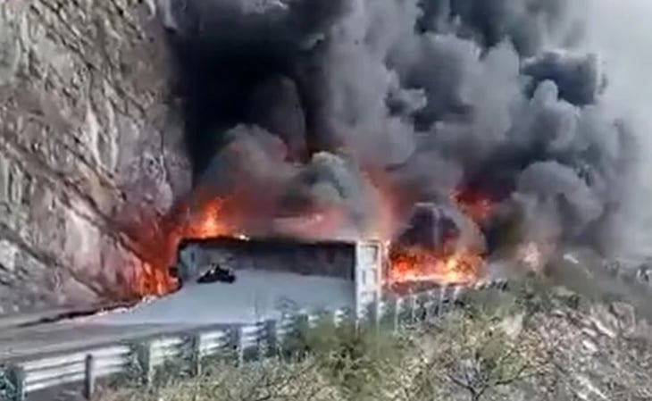 Dos muertos y cientos de viajeros varados por accidente en Oaxaca