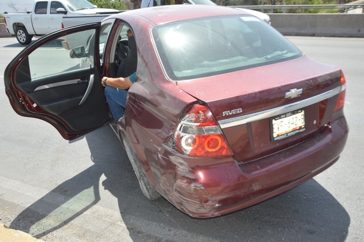 Conductor estrella su auto contra muros de contusión del puente de AHMSA