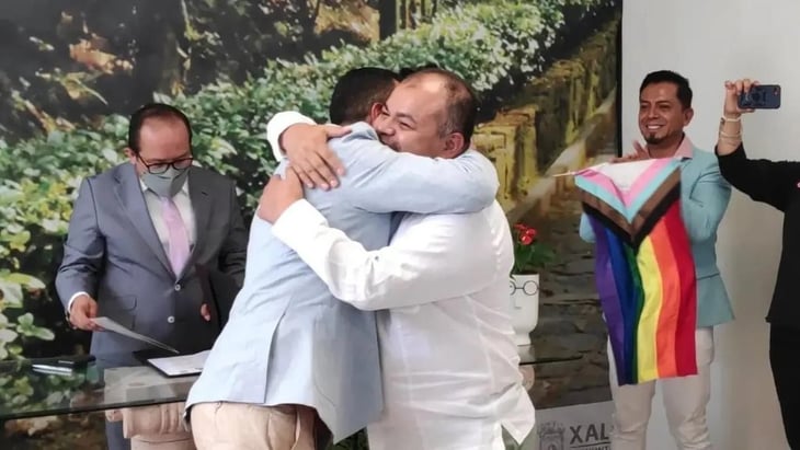 Pareja gay celebra primer matrimonio igualitario en Xalapa