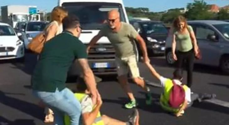VIDEO: Molestos por un corte de ruta, conductores desalojaron violentamente un bloqueo