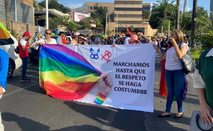 Comunidad LGBTIQ+ llena de color a Sinaloa con marcha