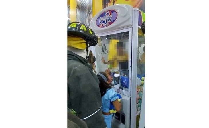 Niño queda atorado dentro de máquina de peluches en GAM