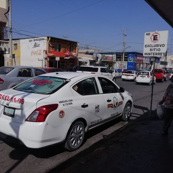 Operadores de taxis invaden a la vista de todos la base de ‘Sitio Monterrey’