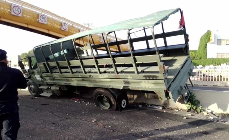 Camión de la Sedena vuelca en la México-Puebla; tres militares resultaron heridos