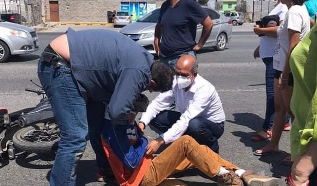 Alcalde de Monclova auxilia a repartidor que fue arrollado