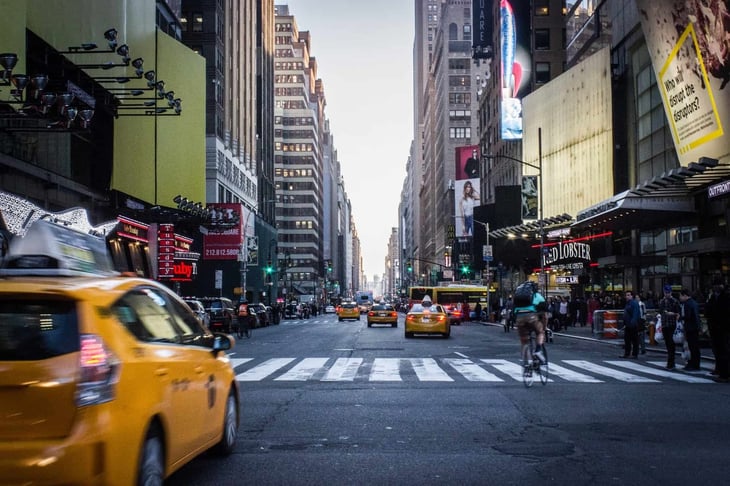 Taxista sube a banqueta en Nueva York y atropella a peatones