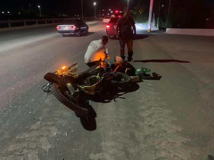 Motociclista derrapa sobre la avenida Constitución de Monclova