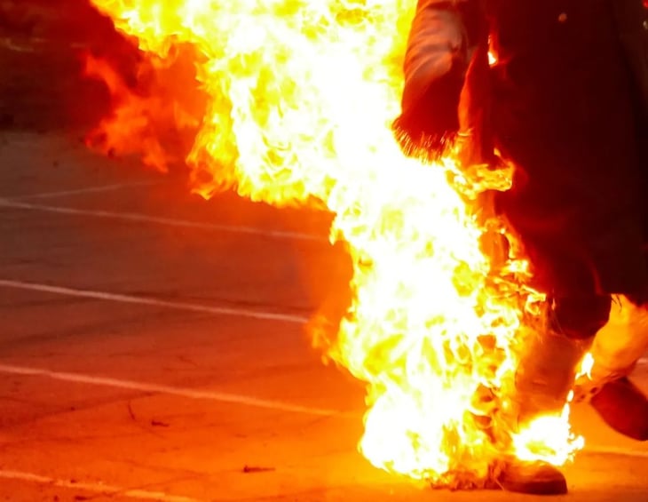 Quincuagenario se rocía con gasolina y se prende fuego en Frontera