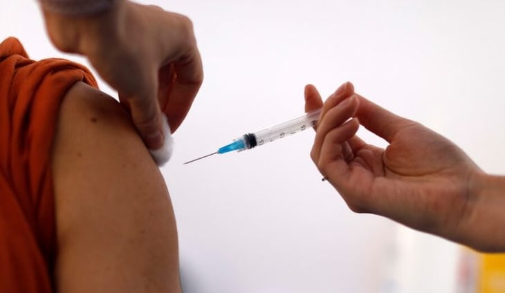 Reino Unido recomienda vacunar contra la viruela de mono a algunos gays y bisexuales con mayor riesgo de exposición Si bien cualquiera puede contraer 