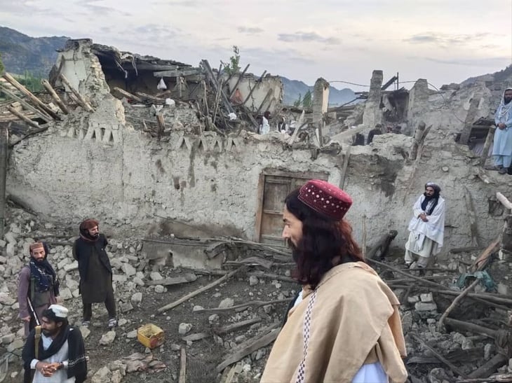 Sismo en Afganistán suma casi mil muertos