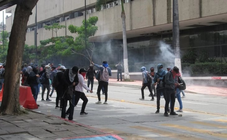 Chocan normalistas y policías antimotines en Tuxtla Gutiérrez,
