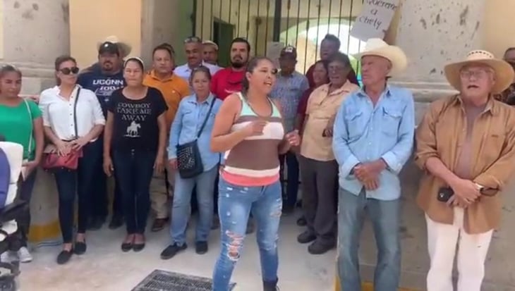 Burócratas toman presidencia de Candela, protestan contra la alcaldesa