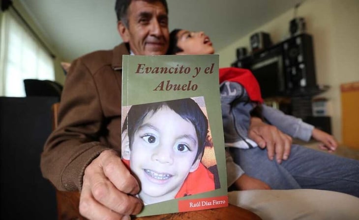 Abuelo de niño con parálisis busca costear tratamiento con libro