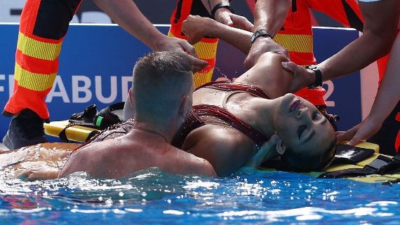 Nadadora Anita Álvarez, rescatada tras desvanecerse en la piscina del Mundial de Budapest 2022