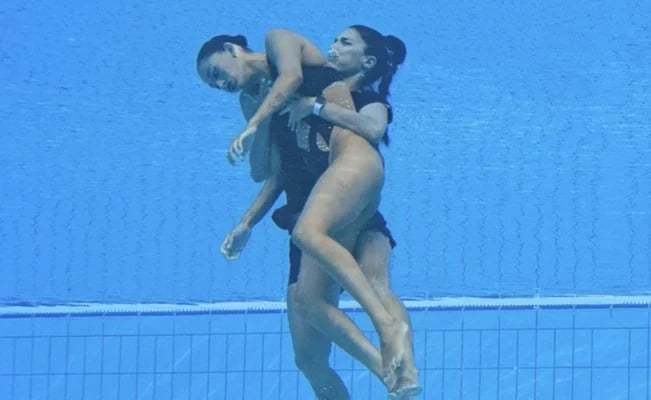 Nadadora mexicana se desmaya en plena competencia; su entrenadora la rescata