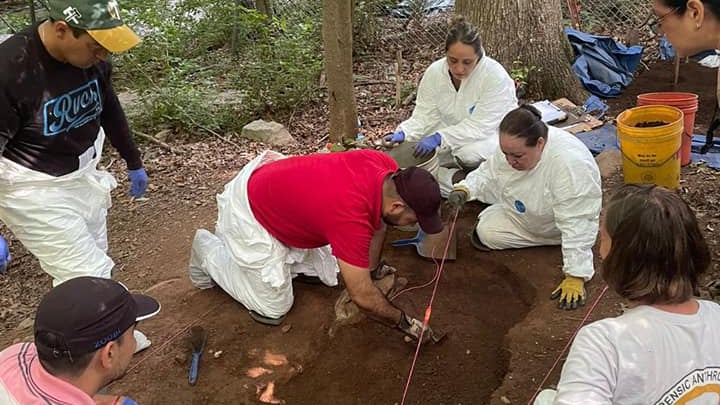 Suman 14 cuerpos hallados en fosa clandestina en Michoacán