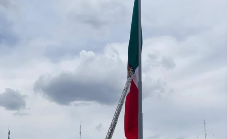 Por fuertes vientos bandera monumental del Zócalo se atora en el asta